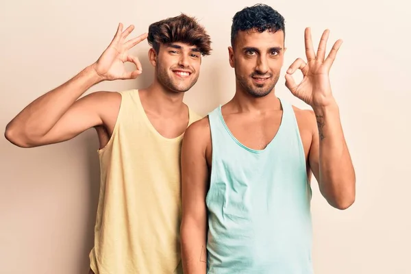 Jovem Gay Casal Vestindo Casual Roupas Sorrindo Positivo Fazendo Sinal — Fotografia de Stock