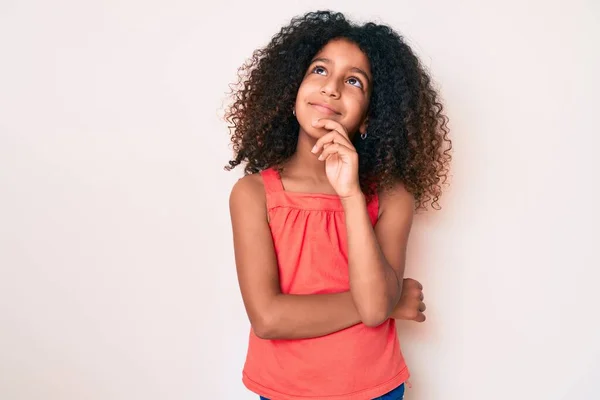 Afrikanskt Amerikanskt Barn Med Lockigt Hår Avslappnade Kläder Tänker Koncentrerat — Stockfoto