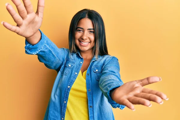 Jovencita Latina Vestida Con Ropa Casual Mirando Cámara Sonriendo Con —  Fotos de Stock