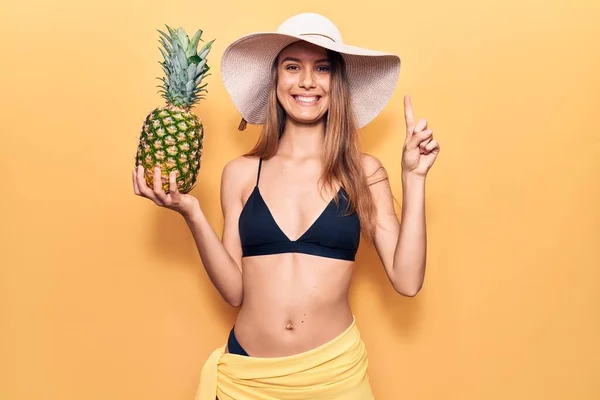 Joven Chica Hermosa Con Bikini Sombrero Sosteniendo Piña Sonriendo Con —  Fotos de Stock