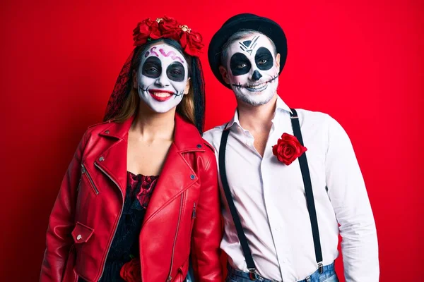 死んだ衣装の日を身に着けているカップルは 幸せとクールな笑顔で赤い上に 運のいい人 — ストック写真