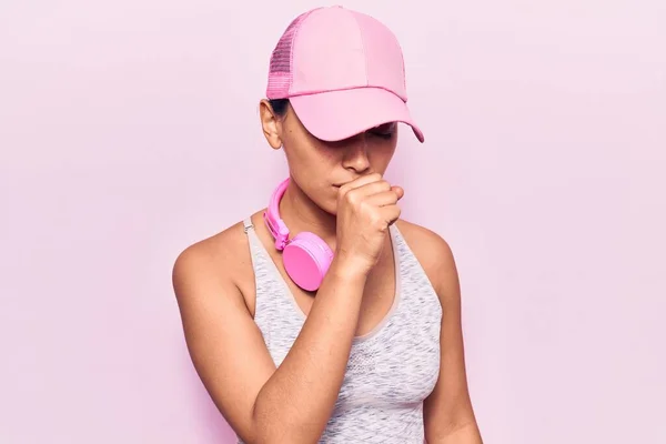 Mujer Joven Escuchando Música Usando Auriculares Sintiéndose Mal Tosiendo Como —  Fotos de Stock