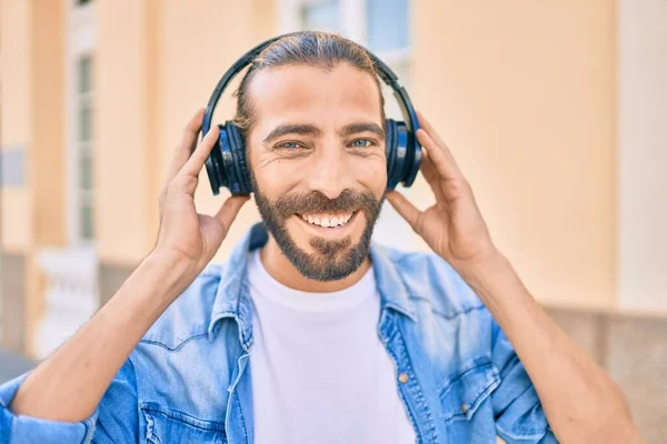 Νεαρός Άνθρωπος Της Μέσης Ανατολής Χαμογελώντας Χαρούμενος Χρησιμοποιώντας Ακουστικά Στην — Φωτογραφία Αρχείου