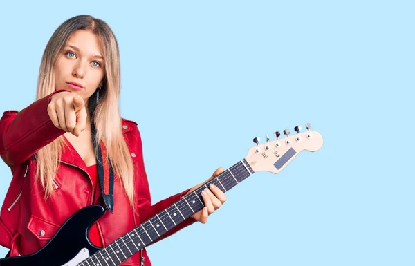 Młoda Piękna Blondynka Gra Gitarze Elektrycznej Wskazując Palcem Aparat Ciebie — Zdjęcie stockowe