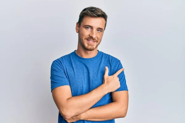 Hombre Caucásico Guapo Usando Ropa Casual Sonriendo Alegre Señalando Con — Foto de Stock