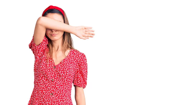 Menina Bonita Nova Vestindo Vestido Diadema Cobrindo Olhos Com Braço — Fotografia de Stock