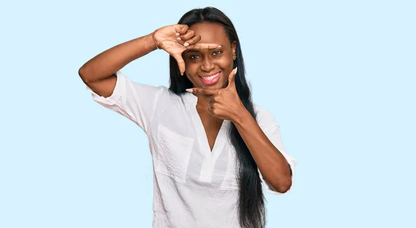 Jeune Femme Noire Portant Des Vêtements Décontractés Souriant Faisant Cadre — Photo