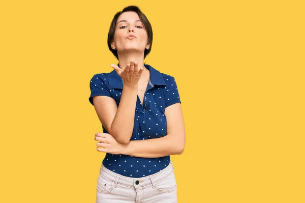 Young Brunette Woman Short Hair Wearing Casual Clothes Looking Camera — Stock Photo, Image