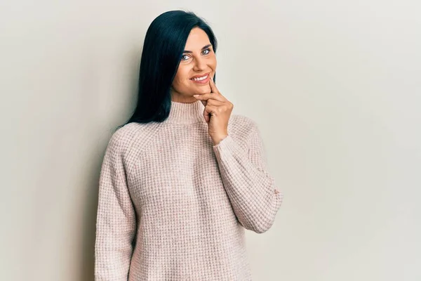 Young Caucasian Woman Wearing Casual Winter Sweater Looking Confident Camera — Stock Photo, Image