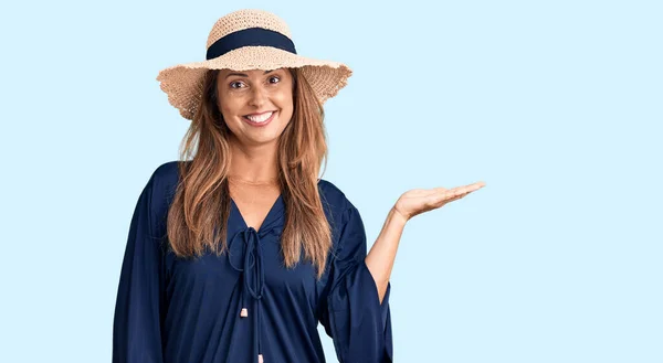 Mujer Hispana Mediana Edad Con Sombrero Verano Sonriente Alegre Presentando — Foto de Stock