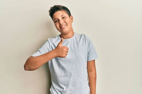 Підліток Іспаномовний Хлопчик Сірій Сорочці Робить Щасливі Великі Пальці Вгору — стокове фото