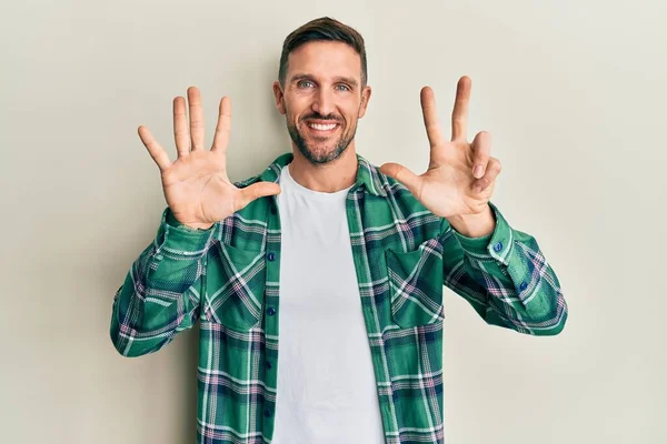 Bonito Homem Com Barba Vestindo Roupas Casuais Mostrando Apontando Para — Fotografia de Stock