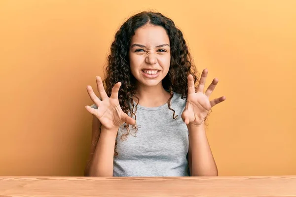 Tiener Hispanic Meisje Dragen Casual Kleding Zitten Tafel Lachen Grappig — Stockfoto