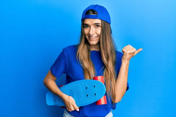 Junge Hispanische Frau Hält Skateboard Und Zeigt Daumen Zur Seite — Stockfoto