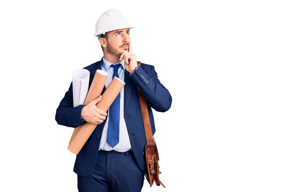 Joven Hombre Hispano Usando Arquitecto Hardhat Bolso Cuero Que Sostiene —  Fotos de Stock