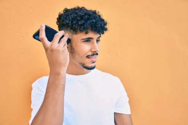 Νεαρός Άραβας Άνδρας Ακούει Ηχητικό Μήνυμα Χρησιμοποιώντας Smartphone Στην Πόλη — Φωτογραφία Αρχείου