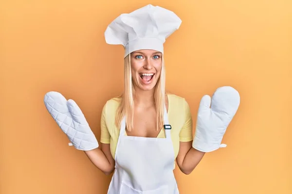 Jeune Fille Blonde Portant Uniforme Boulanger Chapeau Cuisine Célébrant Fou — Photo