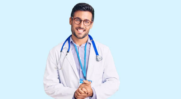 Ung Latinamerikan Man Klädd Läkare Uniform Och Stetoskop Med Händerna — Stockfoto