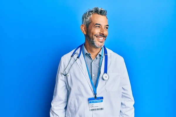 Middelbare Leeftijd Grijsharige Man Doktersuniform Stethoscoop Kijkend Van Links Naar — Stockfoto