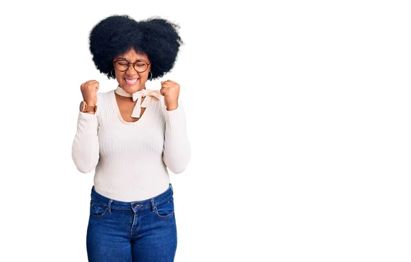 Jong Afrikaans Amerikaans Meisje Draagt Casual Kleren Glazen Opgewonden Voor — Stockfoto