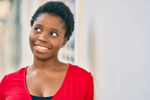 Jeune Femme Afro Américaine Souriante Heureuse Debout Ville — Photo