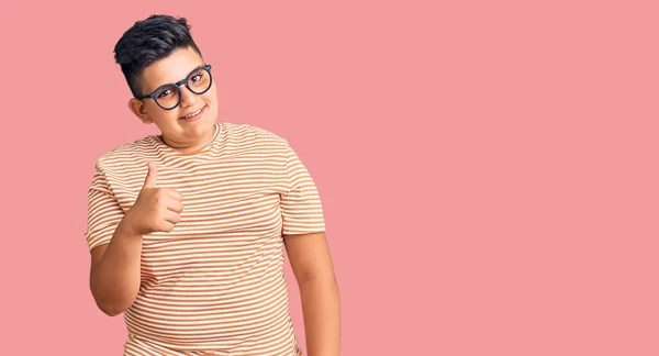 Niño Pequeño Con Ropa Casual Gafas Haciendo Gesto Feliz Con — Foto de Stock