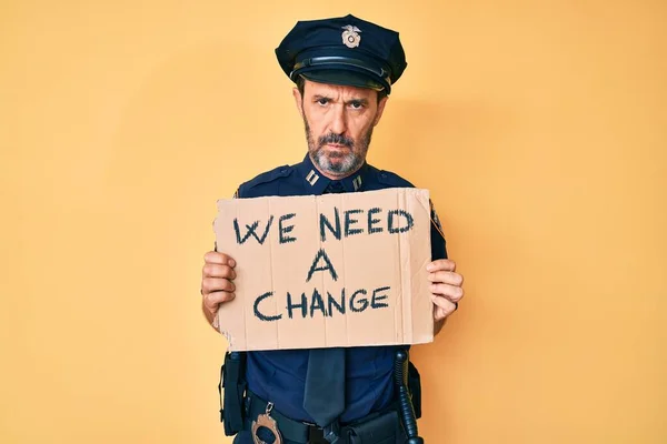 Hispánec Středního Věku Policejní Uniformě Držení Potřebujeme Změnu Prapor Depresivní — Stock fotografie
