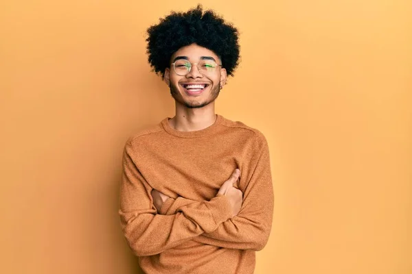 Ung Afrikansk Amerikansk Man Med Afro Hår Bär Casual Vinter — Stockfoto