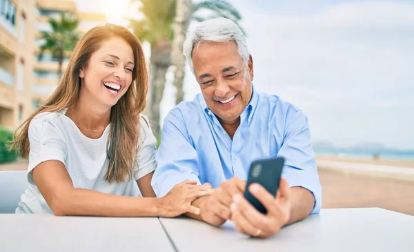 Medelålders Par Kär Sitter Terrassen Caféet Med Smartphone Glad Och — Stockfoto