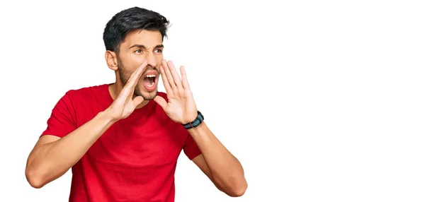 Joven Hombre Guapo Usando Camiseta Roja Casual Gritando Enojado Voz — Foto de Stock