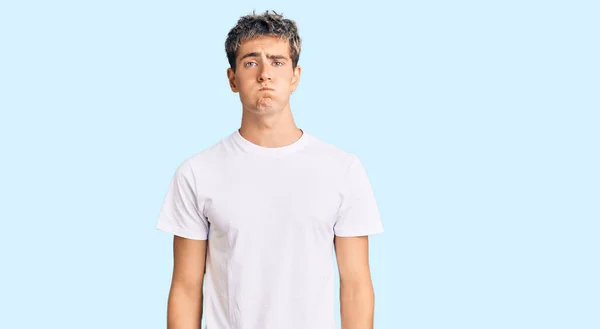 Homem Bonito Jovem Vestindo Casual Tshirt Branca Soprando Bochechas Com — Fotografia de Stock