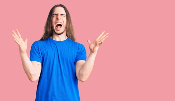 Uzun Saçlı Mayo Giyen Genç Bir Adam Başarının Çılgınlığını Kutluyor — Stok fotoğraf