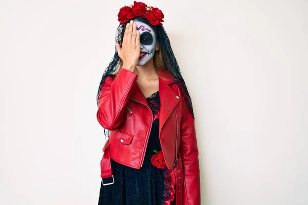 Kvinnan Bär Dagen Den Döda Kostymen Över Vitt Täcker Ett — Stockfoto