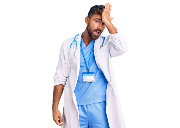 Joven Hombre Hispano Vistiendo Uniforme Médico Estetoscopio Sorprendido Con Mano —  Fotos de Stock