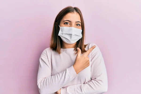 Jovem Mulher Bonita Vestindo Máscara Médica Sorrindo Alegre Apontando Com — Fotografia de Stock