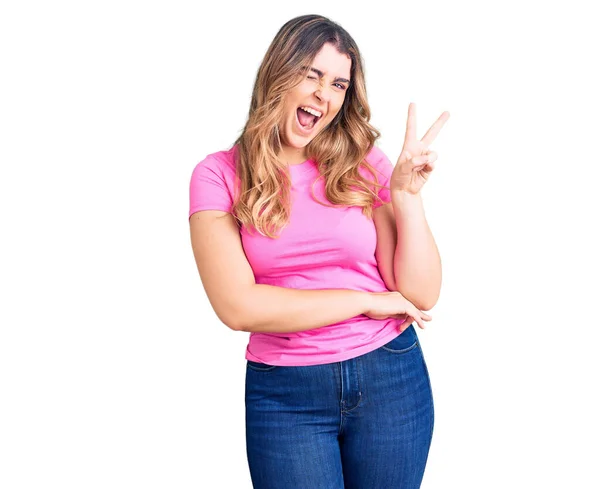 Mujer Caucásica Joven Con Ropa Deportiva Sonriendo Con Cara Feliz —  Fotos de Stock