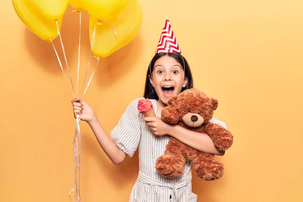 Schattig Latijns Amerikaans Meisje Met Een Vrolijk Lachende Verjaardagshoed Staande — Stockfoto