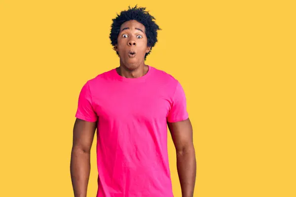 Hombre Afroamericano Guapo Con Pelo Afro Vistiendo Camiseta Rosa Casual —  Fotos de Stock