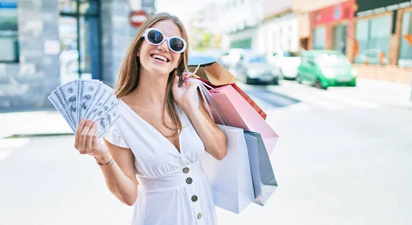 Junge Blonde Frau Lächelt Glücklich Und Hält Einkaufstüten Und Dollarnoten — Stockfoto