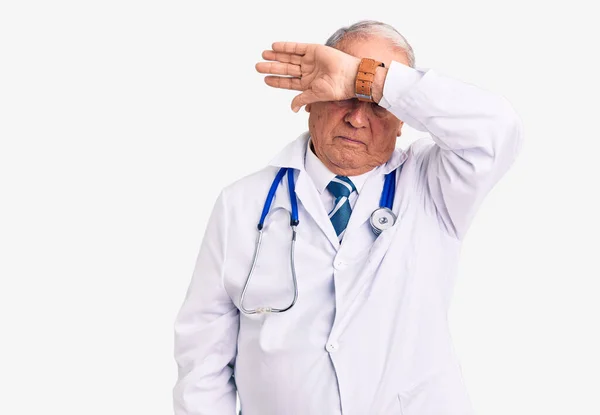 Senior Handsome Grey Haired Man Wearing Doctor Coat Stethoscope Covering — 图库照片