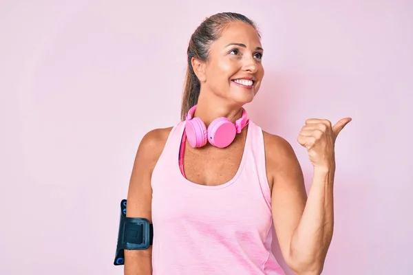 Middle Age Hispanic Woman Wearing Gym Clothes Using Headphones Smiling — Stock Photo, Image
