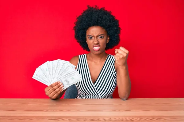 Junge Afrikanisch Amerikanische Frau Hält Dollars Genervt Und Frustriert Schreit — Stockfoto