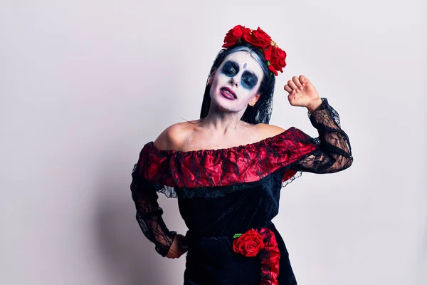 Mujer Joven Vistiendo Día Mexicano Del Maquillaje Muerto Estirándose Hacia — Foto de Stock