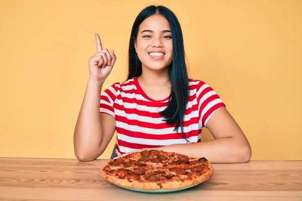Młoda Piękna Azjatycka Dziewczyna Jedząc Smaczne Pizzy Pepperoni Zaskoczony Pomysłem — Zdjęcie stockowe