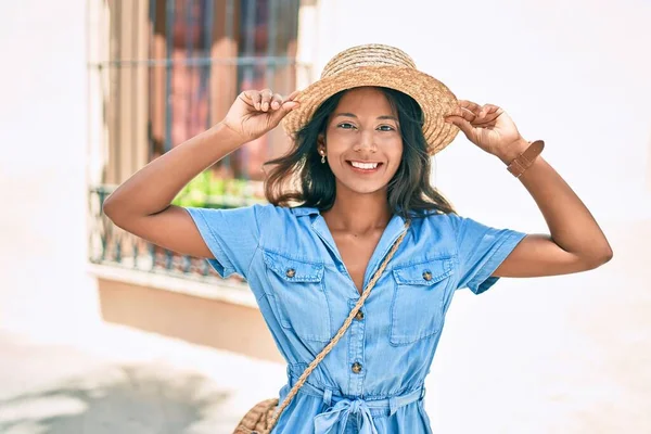 Junge Schöne Indische Frau Mit Sommerhut Lächelnd Glücklich Fuß Durch — Stockfoto