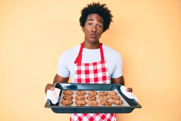 Нахабний Афро Американець Волоссям Афроамериканця Одягнений Пекарню Тримаючи Домашнє Печиво — стокове фото