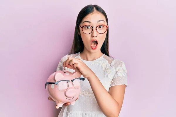 Jonge Chinese Vrouw Met Een Spaarvarken Bank Met Bril Bang — Stockfoto