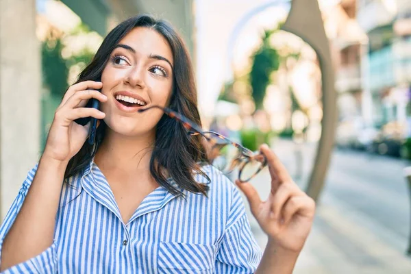 Joven Empresaria Hispana Sonriendo Feliz Hablando Smartphone Ciudad — Foto de Stock