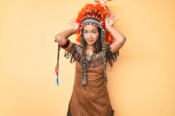 Mladá Krásná Latinská Dívka Indiánském Kostýmu Dělá Králičí Uši Gestem — Stock fotografie