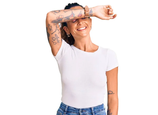 Молодая Латиноамериканка Татуировкой Повседневной Белой Футболке Закрытыми Глазами Улыбкой Руке — стоковое фото